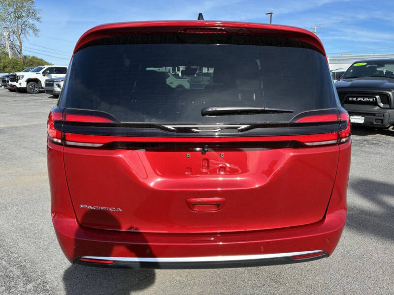 2027 Chrysler Pacifica Select