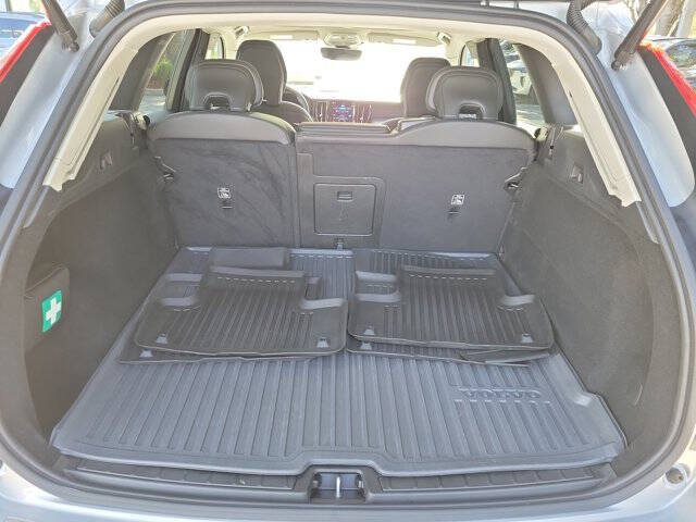 2024 Volvo XC60 B5 Core Dark Theme