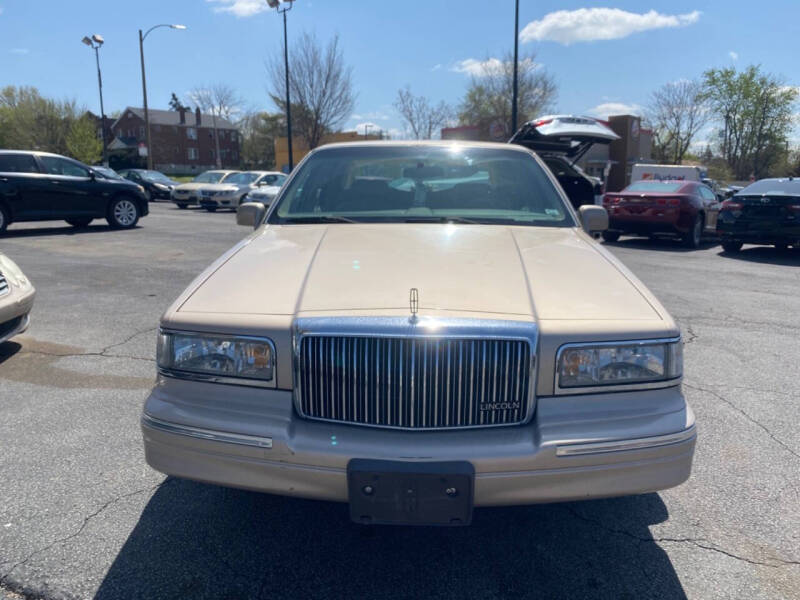 Used 1997 Lincoln Town Car EXECUTIVE with VIN 1LNLM81W1VY710192 for sale in Saint Louis, MO