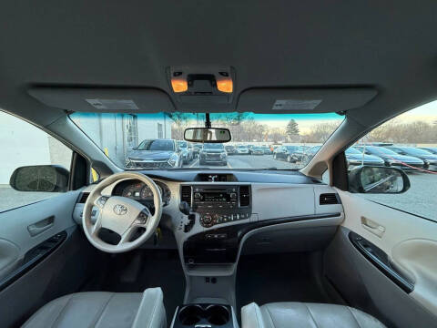 2014 Toyota Sienna LE 7-Passenger