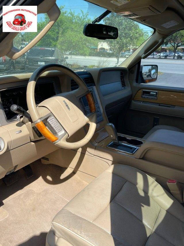 Off white 2008 Lincoln Navigator Base 4dr SUV 1