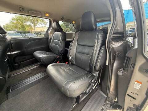 2019 Toyota Sienna SE Premium 8-Passenger