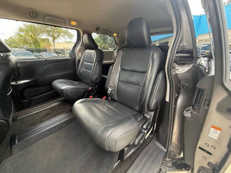 2019 Toyota Sienna SE Premium 8-Passenger