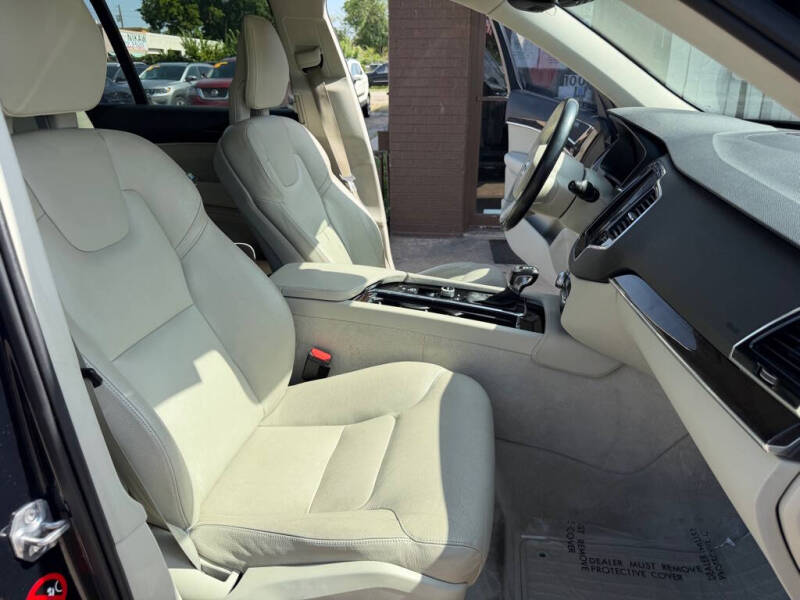 2016 Volvo XC90 T6 Momentum