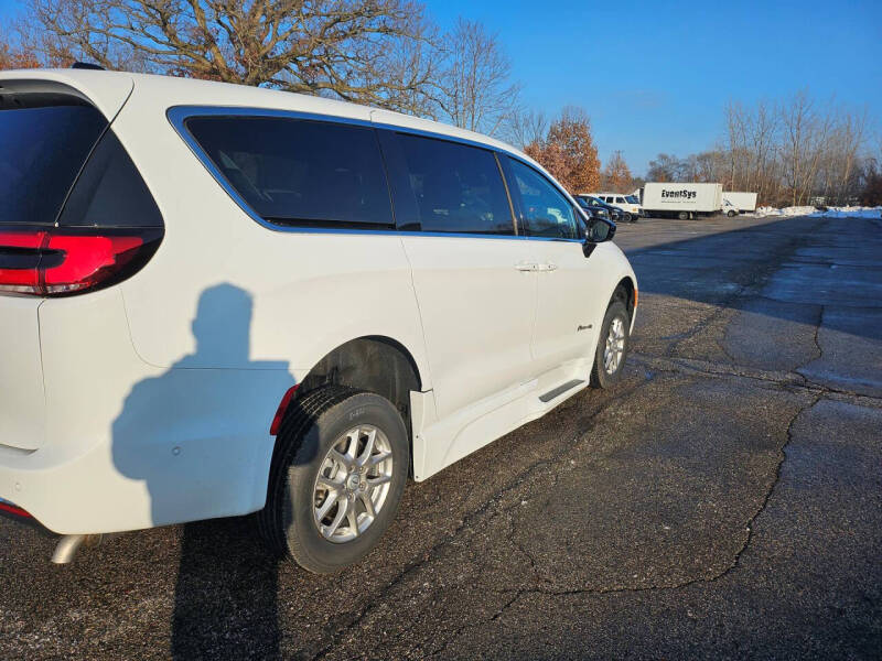 2025 Chrysler Pacifica Select