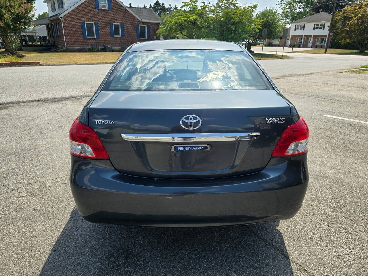 2007 Toyota Yaris for sale at QUEENSGATE AUTO SALES in York, PA