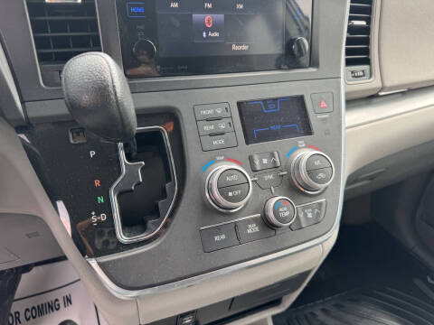 2017 Toyota Sienna LE 8-Passenger