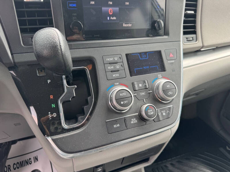 2017 Toyota Sienna LE 8-Passenger