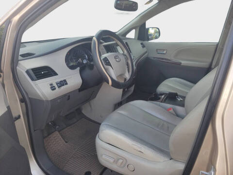 2013 Toyota Sienna XLE 7-Passenger Auto Access Seat