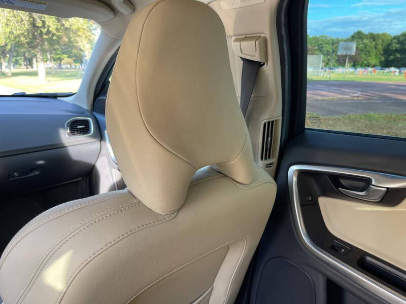 2015 Volvo V60 Cross Country T5