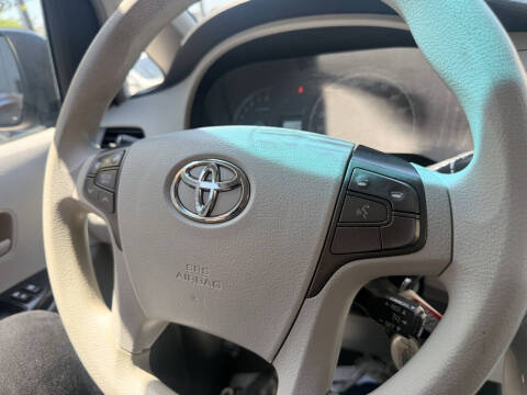 2012 Toyota Sienna LE 8-Passenger