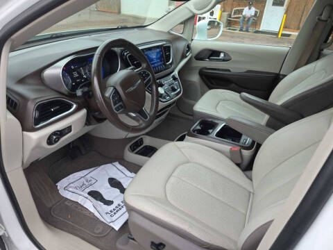 2017 Chrysler Pacifica Touring-L Plus