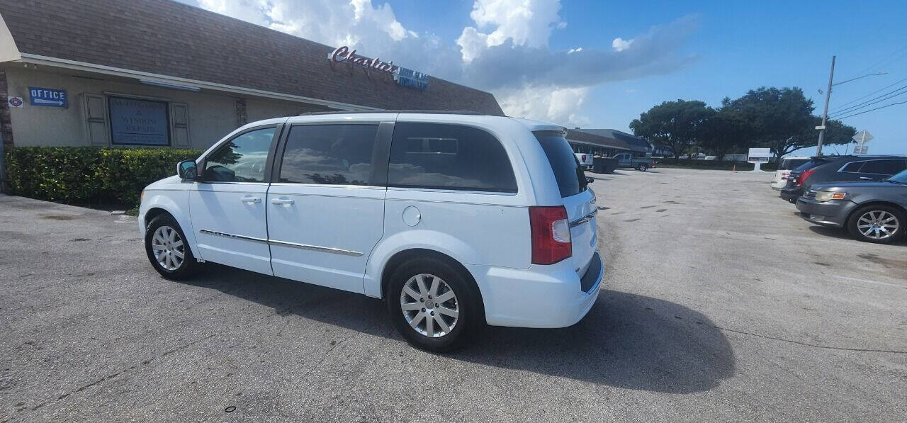 2016 CHRYSLER Town and Country Minivan - $7,950