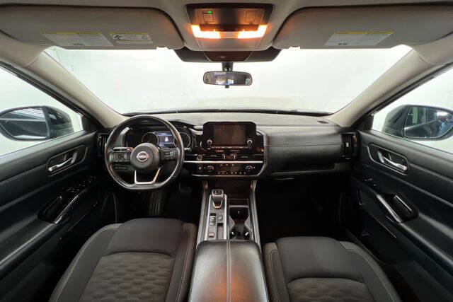 2022 Nissan Pathfinder SV