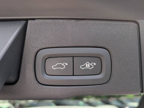 2025 Volvo XC60 B5 Plus Dark Theme