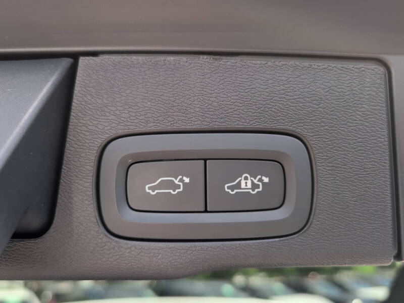 2025 Volvo XC60 B5 Plus Dark Theme