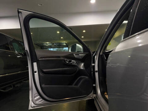 2018 Volvo XC90 T6 Momentum