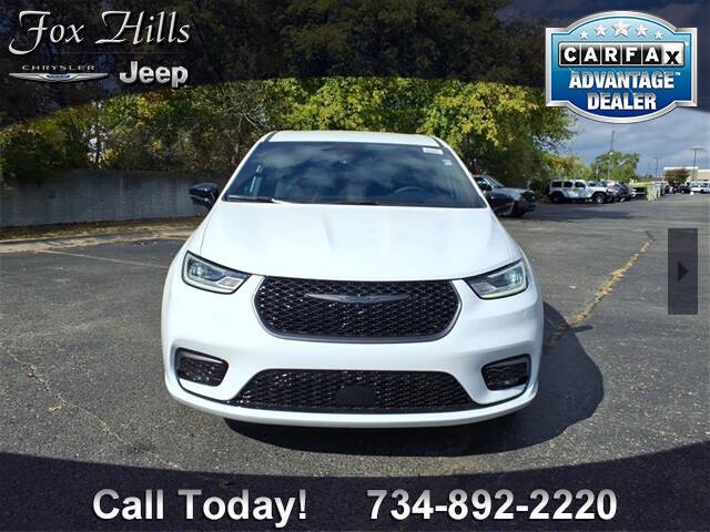 2026 Chrysler Pacifica Select