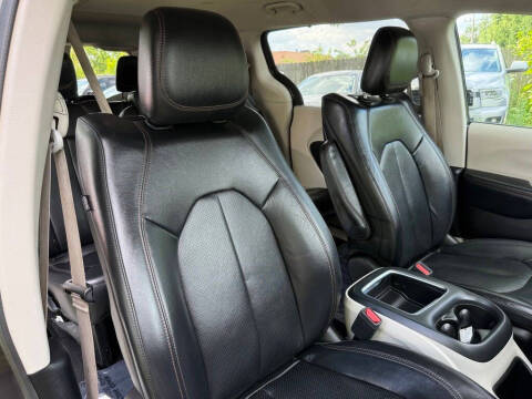 2017 Chrysler Pacifica Touring-L Plus