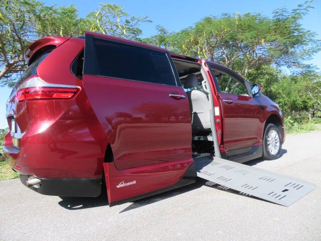 2017 Toyota Sienna XLE Premium 8-Passenger