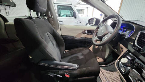 2022 Chrysler Voyager LX