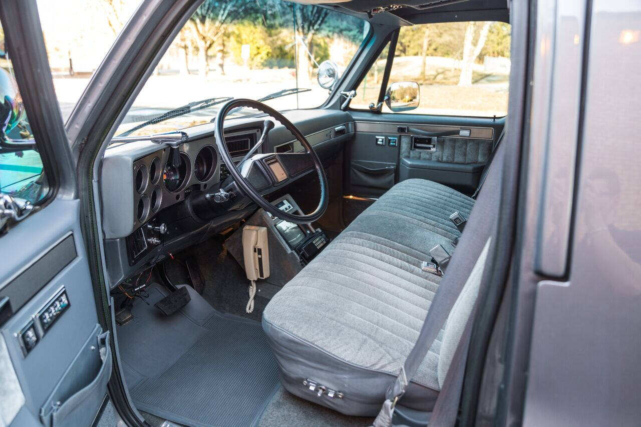 1988 Chevrolet Suburban 28
