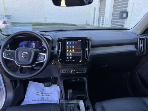 2025 Volvo XC40 B5 Core Bright Theme