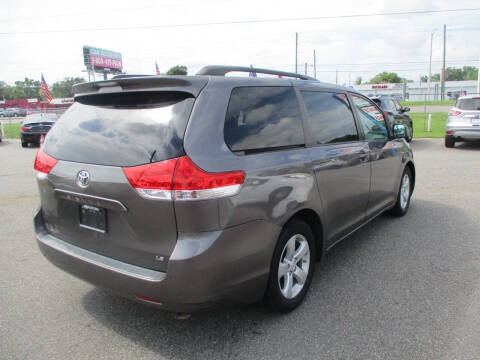 2011 Toyota Sienna LE 7-Passenger Auto Access Seat