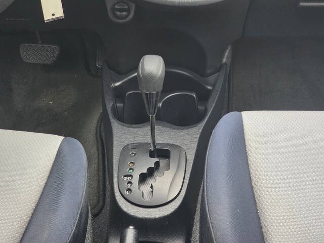 2012 Toyota Yaris 5-Door LE