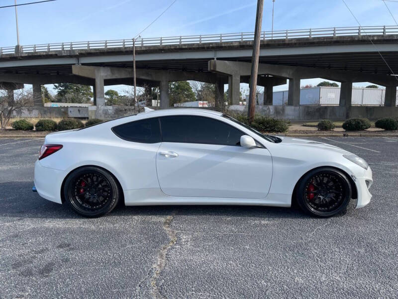 2013 Hyundai Genesis Coupe Base photo 2