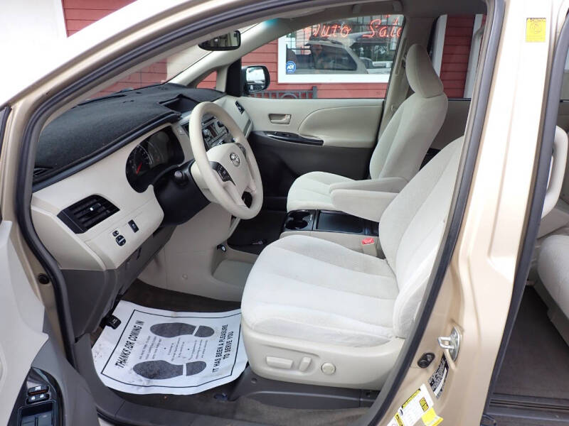 2011 Toyota Sienna LE 8-Passenger