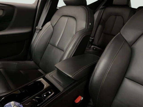 2025 Volvo XC40 B5 Plus Bright Theme