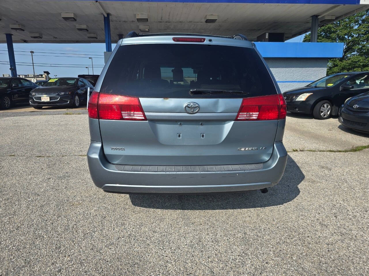 2005 Toyota Sienna for sale at QUEENSGATE AUTO SALES in York, PA