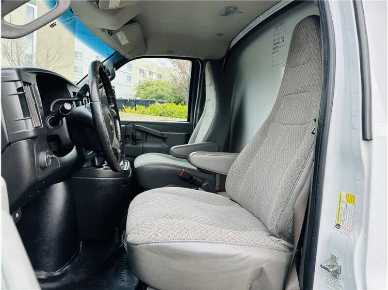 2019 Chevrolet Express Cutaway Base photo 16