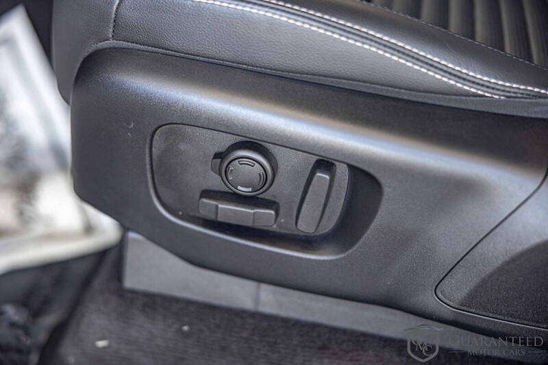 2024 Land Rover Discovery P300 S