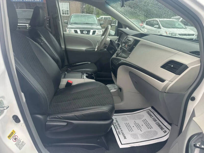 2011 Toyota Sienna SE 8-Passenger