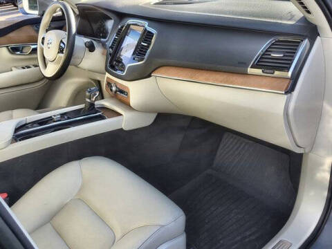 2022 Volvo XC90 T6 Momentum 6-Passenger