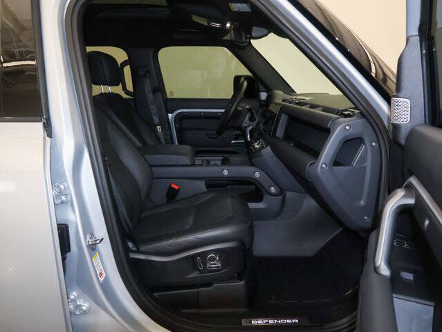 2024 Land Rover Defender 130 P400 X-Dynamic SE