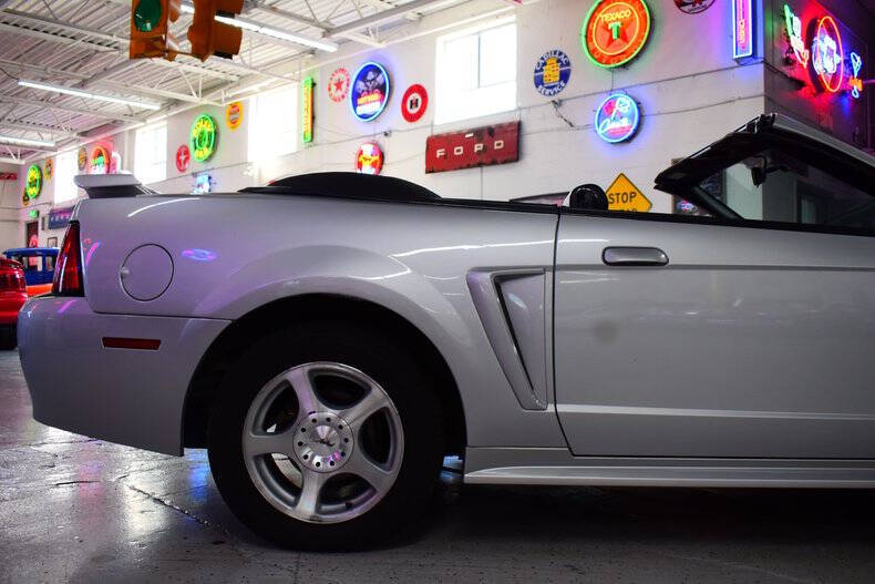 2004 Ford Mustang Deluxe
