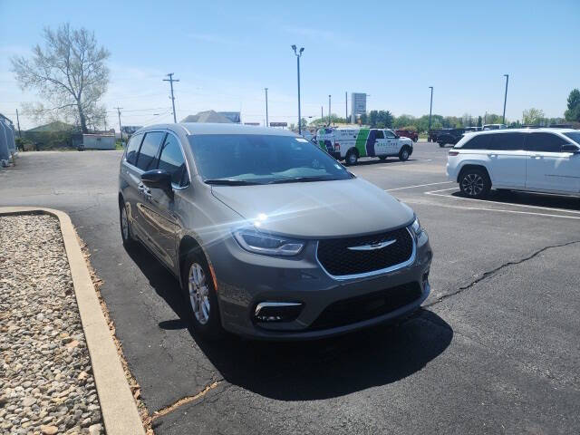 2025 Chrysler Pacifica Select