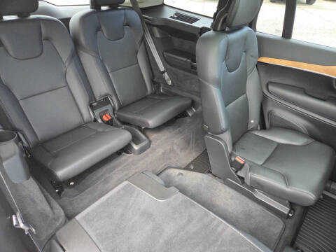 2022 Volvo XC90 T6 Momentum 6-Passenger