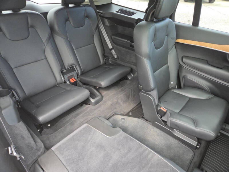 2022 Volvo XC90 T6 Momentum 6-Passenger