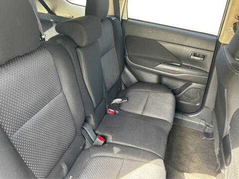 2016 Mitsubishi Outlander ES