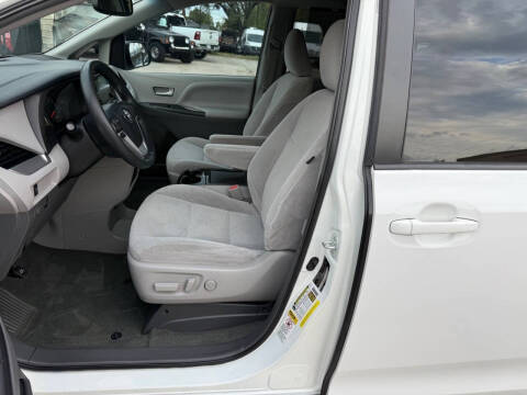 2017 Toyota Sienna LE 8-Passenger