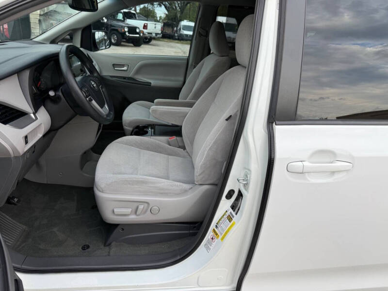 2017 Toyota Sienna LE 8-Passenger