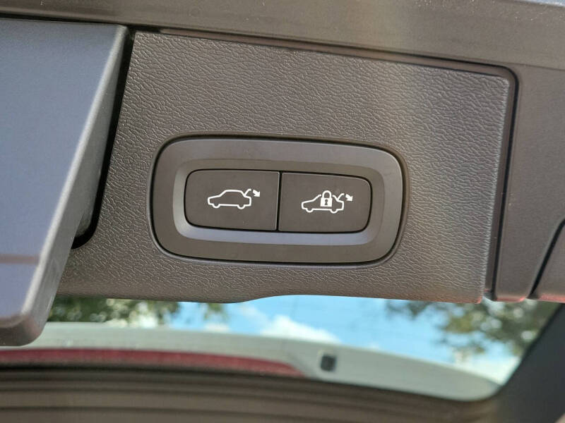 2024 Volvo XC60 B5 Core Dark Theme