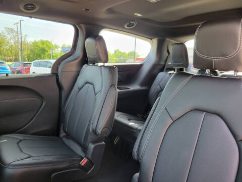 2027 Chrysler Pacifica Select