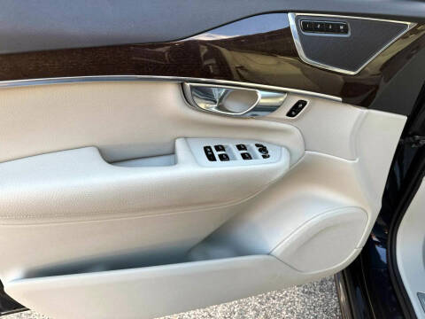 2017 Volvo XC90 T6 Momentum