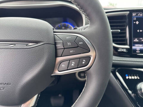 2027 Chrysler Pacifica Select