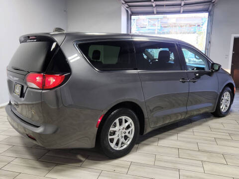 2023 Chrysler Voyager LX